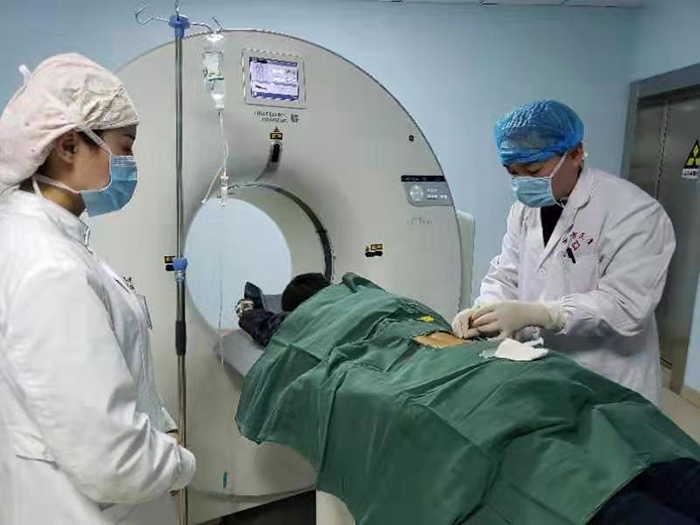李文良、男、35、腰45椎间盘突出(中央型)。 (2)